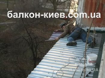 Ремонт крыши из профнастила на балконе. Повреждения в кровле механические - "добрые" соседи сверху что то кидали. Листы покоробились, кое - где есть сквозные отверстия. Решили настелить новый слой кровли поверх старого. Размеры профнастила совпадают, поэтому монтаж кровли балкона идет быстро.