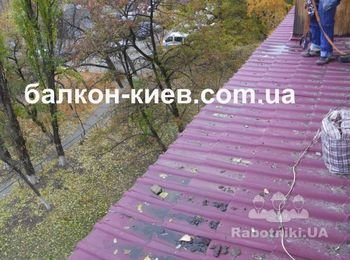 Вид крыши балкона с близкого расстояния. Фото сделано с самого края кровли. Хорошо видны вмятины на кровле и вода которая в них скапливается. Это не допустимо, поэтому будем настилать новую кровлю поверх старой.