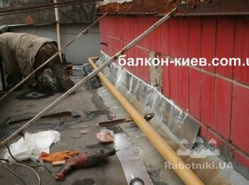 Еще одно слабое место любой крыши, в том числе и кровли из рубероида, так называемые примыкания. Это место стыка крыши со стеной дома. При ветре и косом дожде вода попадает на стену здания и подтекает под ковер кровли. Мы устанавливаем дополнительные примыкания и тщательно герметизируем швы.