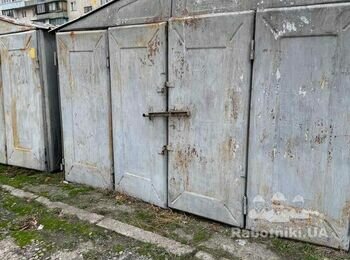 Наступний "ждановський" металевий гараж.
Як завжди - косий, кривий, низький, ледь тримається!)