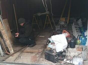 Гараж в процесі ремонту. Завершальна стадія. По підлозі виставлені маяки для бетона.