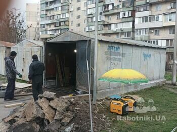 Підняли, підровняли стіни, закріпили дах, відрегульовали ворота.
Тепер треба заливати бетон.