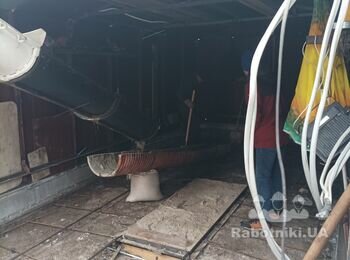 Заливка підлоги гаражу бетоном з міксера.