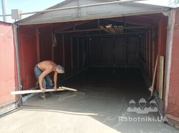 Планування бетонної підлоги гаража іде повним ходом. Треба робити це швидко, бо бетон застигає!