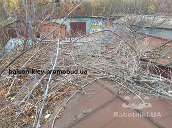 На крыше - сюрприз! Прежде чем начинать сварку и подъём гаража придется убирать ветки.