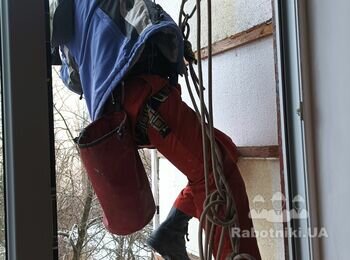 Промисловий альпініст працює над відновленням утеплення і зовнішнього обшиття балкону.
 Постійно треба щось вигадувати! Технологія монтажу вагонки і утеплювача традіційна, а от як дістатися до робочої зони - це задача з зірочкою!)))