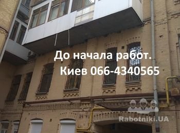 Фото балкона до начала работ по ремонту. Обшивка снаружи начала разрушаться и этот процесс уже не остановить. Решено пластиковую вагонку снять и установить наружную обшивку на балконе из профнастила.