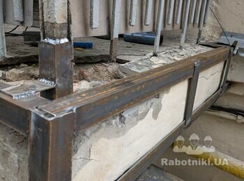 Фото з другого боку. Кутові стійки огородження балкону теж приварюємо до каркасу.