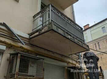 Так виглядає металевий каркас края балконної плити з землі. Тепер торці треба зачеканити цементним розчином.