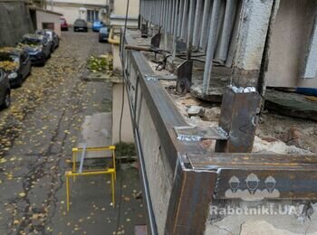 Слідуюча операція - зварюєм на краю плити каркас з кутика.