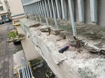 По перше, треба демонтувати частини плити і стяжки які вже не тримаються.
Тут видно, що ножки балконного огородження висять в повітрі.