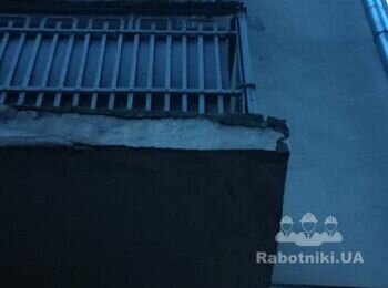 Хтось намагався щось замазати розчином, але - марно. На старих "ляпухах" цемент не тримається. Ну рік чи два максимум.