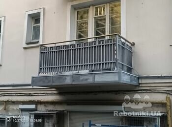 Загальний вигляд балкону після ремонту. Фото з землі. Тепер відновлена плита спокійно простоїть ще років 12 - 15.