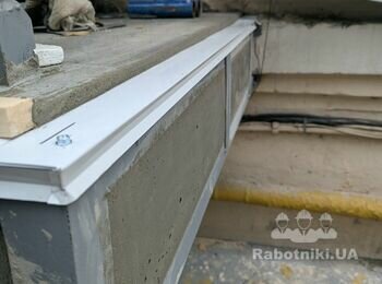 На краю плити встановлено відлив.