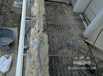 Настає черга стяжки по підлозі балкону. Попередньо була демонтована стара стяжка. Поверхню перед заливкою проармували.