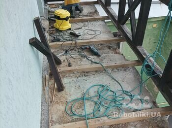 Підйом матеріалу також можливий тільки на мотузках, бо через квартиру не бажано, вже зроблено чистове оздоблення.