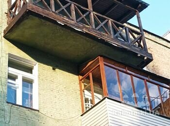 Якщо на попередньому балконі можна було працювати з тури, то тут такої можливості нема.