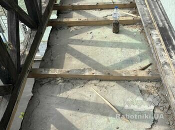 Другий об'єкт. І знову центр Києва. Ексклюзивне деревяне огородження, а край балконної плити нікуди не годиться.