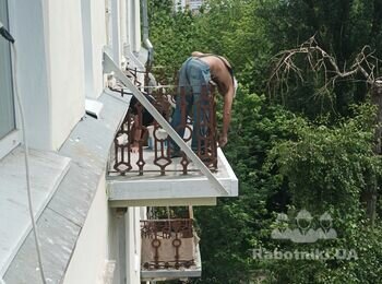Каркас і низ балконної плити повністю готові - робимо гідроізоляцію і стяжку.