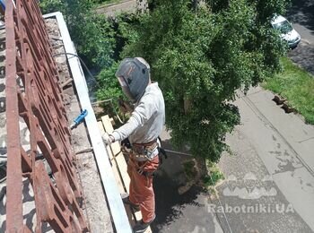 Повезло! Закрили на час ремонту балкону парадний вхід, люди ходять чорним ходом. А ми безпечно можемо проводити зварювальні роботи по підсиленню плити балкону. На фото видно огороджувальну стрічку ( внизу).