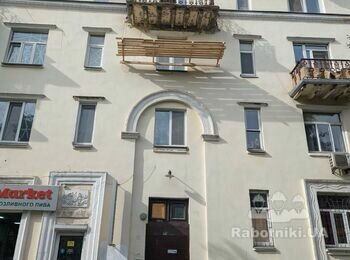 Ось розташування! Тобто монтажна зона безпосередньо над парадним! Повісили платформу, з якою буде вестися реконструкція балкону, треба буде щось придумати для захисту людей!