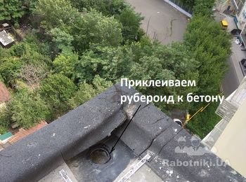 С помощью битумной мастики приклеиваем гидроизоляционный слой к бетонному основанию козырька. Технология ремонта предложена заказчиком.