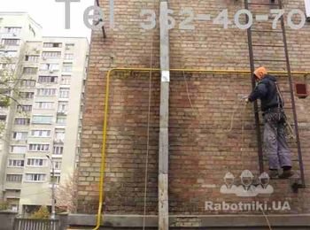 Водосток восстановлен и вода больше не попадает на стенку. Конечно, лучше полностью заменить водосточную систему ( демонтаж - монтаж ). Но стоимость такого ремонта слишком высока для заказчика, поэтому ограничились лишь латанием дыр. Услуги по демонтажу, монтажу и ремонту водостоков мы оказываем по всему Киеву по доступной цене. Звоните!