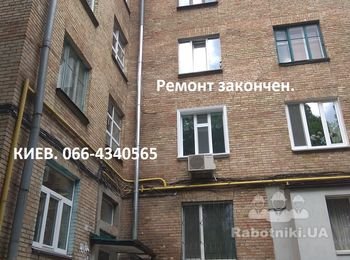 Фото водосточного стояка после ремонта. Значительная часть труб заменена, остальные дополнительно закреплены на стыках. Вода теперь не попадает на стену дома.