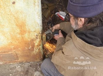 Первый этап замены петли - демонтаж. Срезаем нерабочую петлю с помощью "болгарки". И тут начинают идти звонки по телефону! В момент работы, телефонные переговоры с потенциальными клиентами вести крайне трудно. Поэтому, уважаемые заказчики (особенно заказчицы!), если мы попросим вас послать СМС с адресом объекта и телефоном, или сбросить фото на вайбер, ПОЖАЛУЙСТА, сделайте это! Спасибо!