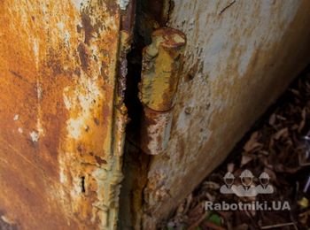 На фото. Вот так выглядит оторванная петля ворот гаража. Петля долго не смазывалась, заклинена намертво и в конце концов оторвалась. Теперь придется менять. Нужно отметить, что петли на гаражных воротах - это "больное" место. Нужно смазывать движущие части, раз в пять лет осуществлять покраску гаража и таких проблем не будет. А теперь надо делать ремонт.