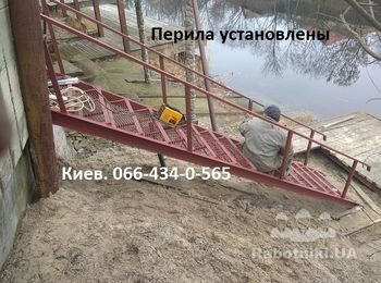 А на этом фото перила на лестницу уже установлены. Прочно и жестко. Нижний и верхний край металлических перил закруглили, чтобы не травмировать руки при спуске - подъёме.