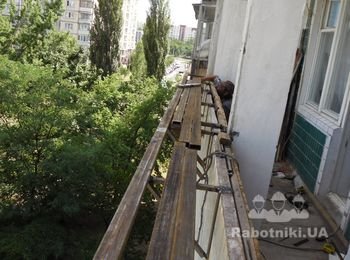 Выводим в горизонт основание балконного выноса. Несущая конструкция выполнена из стального проката - уголок 32*32 и профильная труба 50*25. Система отработанная, опыт то большой (более 12 лет). Внимание! Уважаемые заказчики! Доверять такую ответственную работу можно только людям которые умеют и знают как это сделать. Переделывать или ремонтировать вынос балкона очень сложно. А иногда и невозможно!