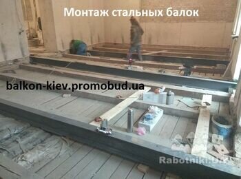 Монтаж двутавровых стальных балок идет полным ходом. Семиметровые балки концами вмуровываются в стены. Но перед этим их нужно выставить горизонтально.
