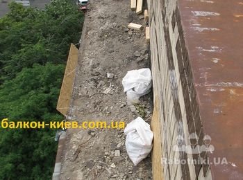 На фото - вид крыши балкона после удаления с неё деревьев и частично мусора, который состоит из кусков стяжки, обрывков рубероида и битой облицовочной плитки. Все эти "запчасти" собираем в мешки и убираем с крыши.