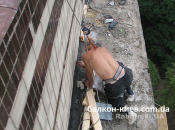 Деревья удалили. Исследуем состояние крыши балкона чтобы понять как "лечить больного". от рубероида остались одни лохмотья, стяжка в полуразрушенном состоянии. От кровли остались одни воспоминания. Понятно почему протекает.