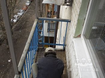 После демонтажа старой стяжки нужно нанести слой грунтовки на поверхность балконной плиты.
