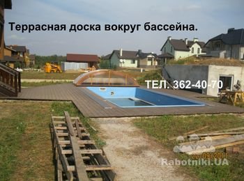 А это отделка отмостки вокруг бассейна террасной доской.