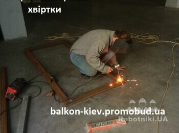 Хвіртку ( каркас) зварюємо на землі. Розміри пройому відомі, а монтаж на землі робити зручніше.