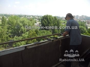 Монтаж горизонтальной части выноса балкона, так называемой "подошвы". На ней непосредственно будут установлены металлопластиковые рамы. Для монтажа "подошвы используем профильную трубу 50х25. Основание выноса получается прочным и жестким.