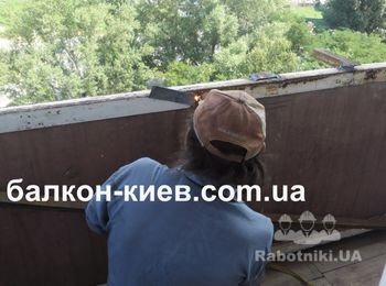 Установка кронштейнов выноса балкона. Монтаж проводится с помощью сварки.Фото сделано из комнаты, от выхода на балкон.