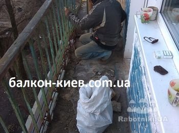 Продолжаем демонтаж. Теперь сбиваем стяжку с пола. Парапет балкона в старых домах, как правило, держится на честном слове. Стяжка на плите разрушена и когда её убираеш, то трудно понять как стоит ограждение и почему ещё не упало с балкона.