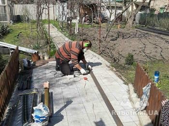 Подготовка материала перед сварочными работами (лестница). Киев дачный поселок возле м.Славутич