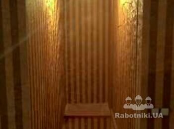 Поклейка обоев лестничный марш трёх уровневой квартиры.