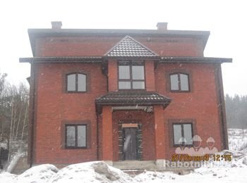 Облицованный и накрытый дом