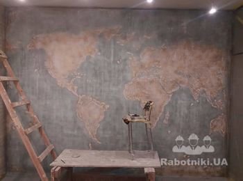 Карты на стенах  , барельефы
