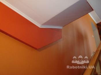 Поклейка обой на лестнице