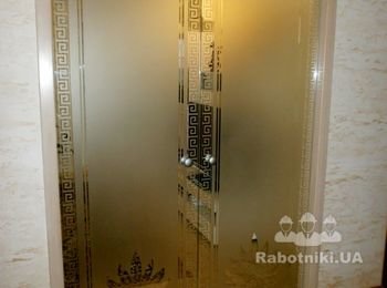 Двери в маятниковые (открытие в обе стороны)  из закаленного стекла.