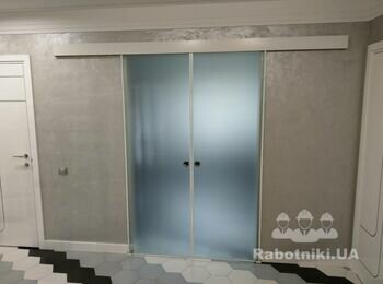 Двери раздвижные из закаленного стекла.