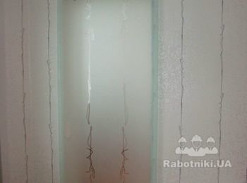 Двери раздвижные (открытие в одну сторону) из закаленного стекла.