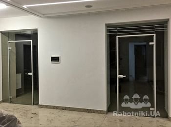 Перегородка из закаленного стекла с дверью в коробке.